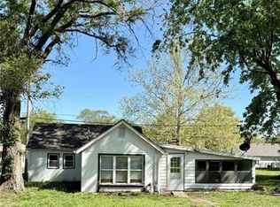 215 W 3rd St, Tonganoxie, KS 66086