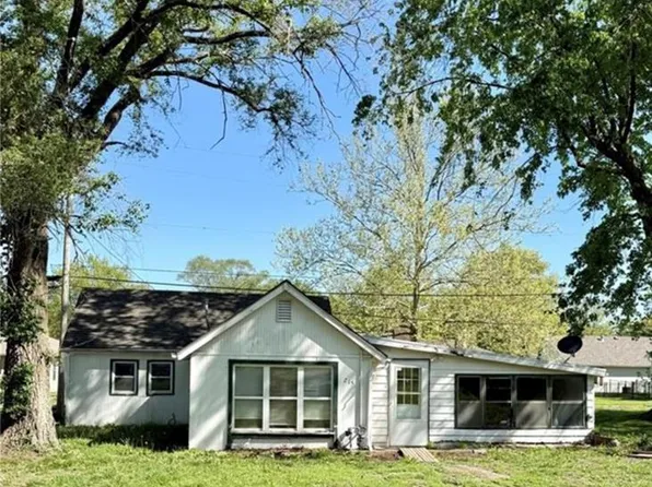215 W 3rd St, Tonganoxie, KS 66086