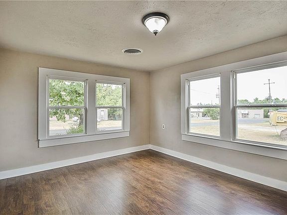 3rd image of 105 S Lennox St