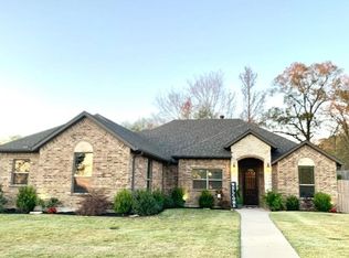 101 Woodgate Dr, Palestine, TX 75801