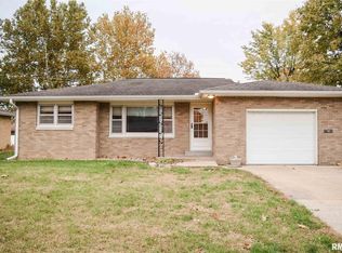 300 Delshire Ave, Pekin, IL 61554