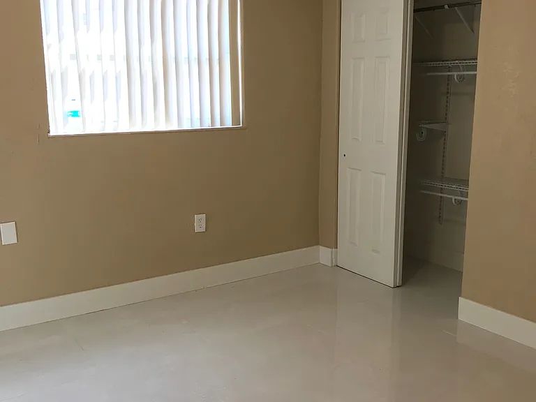 4550 SW 67th Ave — Photo 2