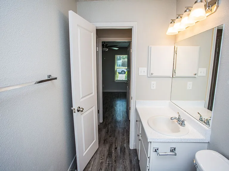 Saddlewood Apartments — Photo 39