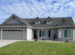 15892 W D St, Kerman, CA 93630