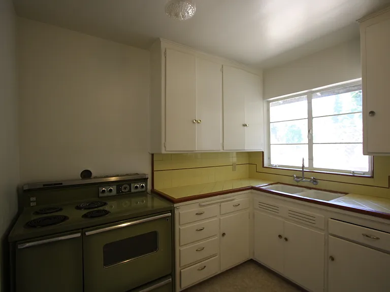 1025 E Saginaw Way — Photo 6