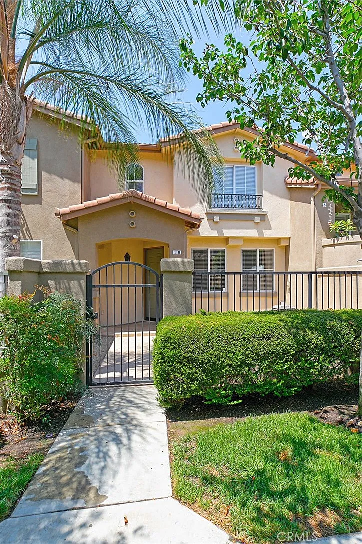 3 bed, 2.5 bath, 1400 sqft, $4,300 — Photo 2