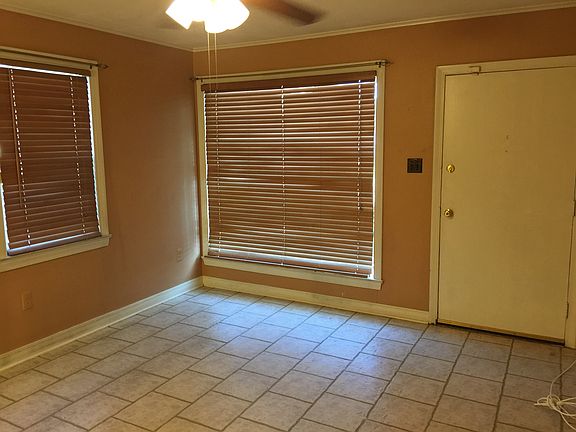2nd image of 4827 Parker St