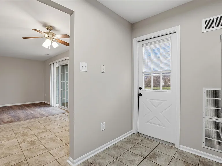 4546 Rosemarie Dr — Photo 10