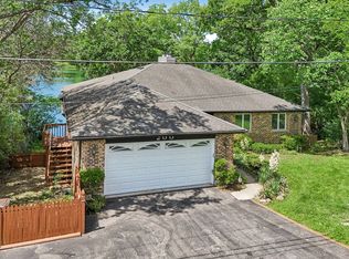 200 N Shore Dr, Oakwood Hills, IL 60013
