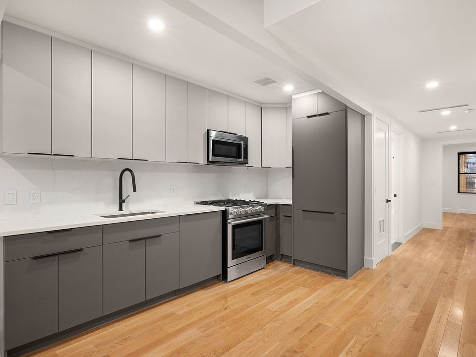 1st image of 59 W 70th St