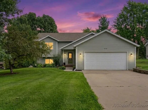 6998 Riverwood Dr, Belding, MI 48809
