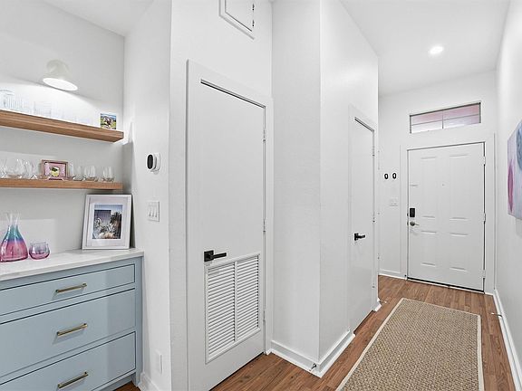 2nd image of 806 Jackson Hill St APT 201