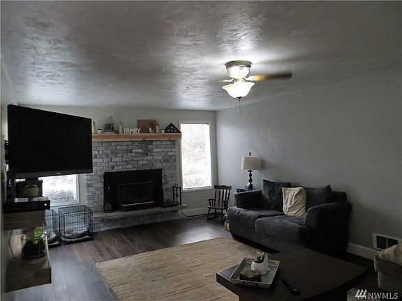 3rd image of 80 E Haven Ct N