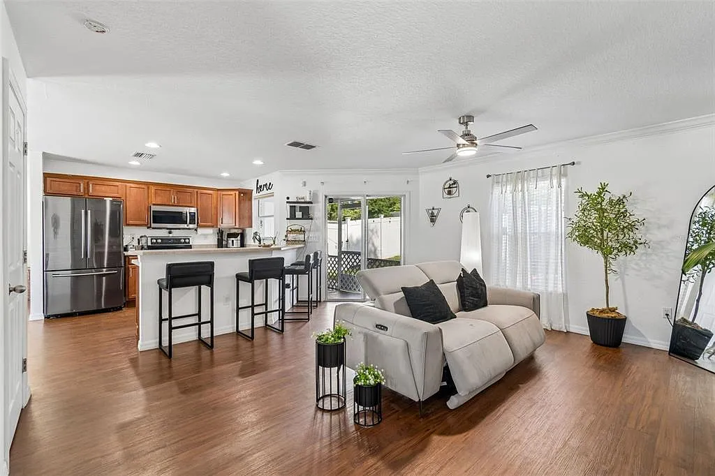 3 bed, 2.5 bath, 1602 sqft, $1,900 — Photo 3