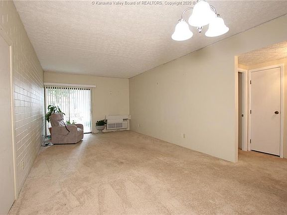 3rd image of 2106 Kanawha Blvd E #113