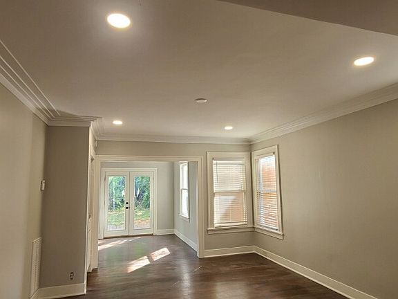 4th image of 1120 Kings Hwy