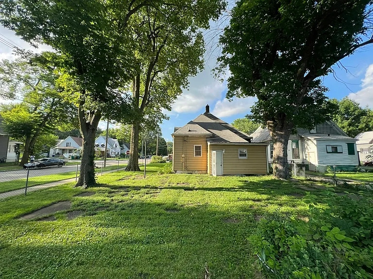 403 E Division St — Photo 22