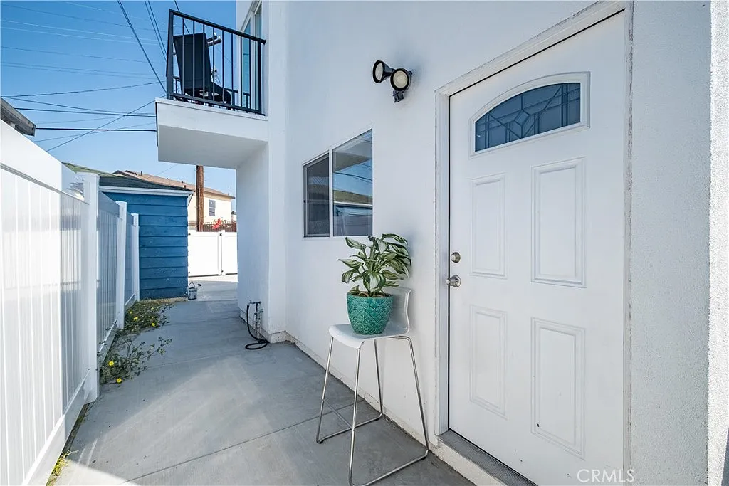 3 bed, 850 sqft, $3,895 — Photo 2