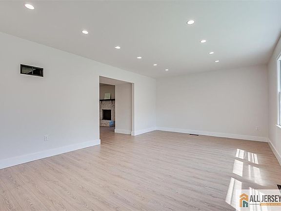 5th image of 23 Amherst Way