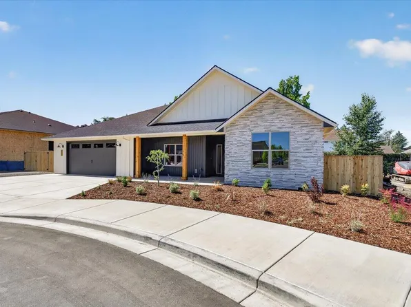 3304 Tree Top Dr, Medford, OR 97504