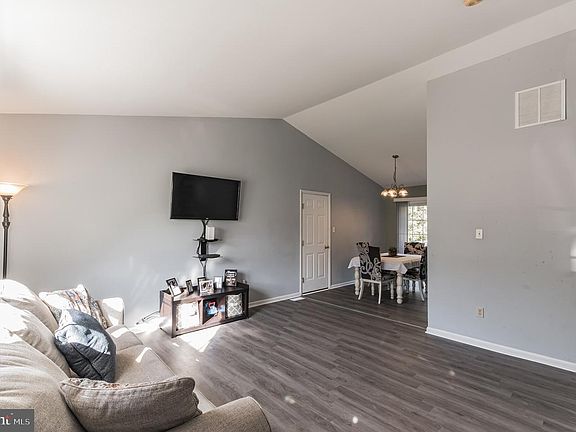 4th image of 416 Taylor Ln