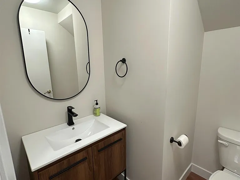813 E Mockingbird Ln — Photo 6