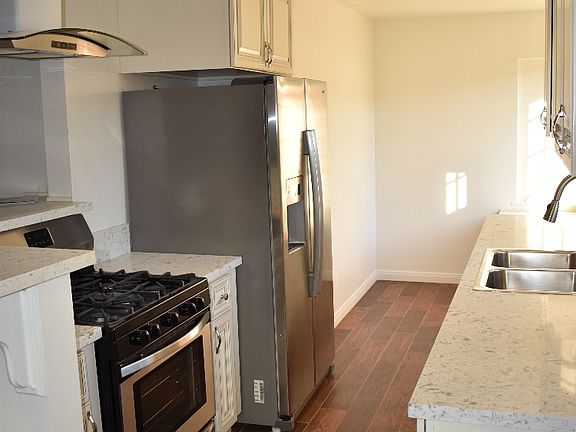 3rd image of 837 Kentia Ave