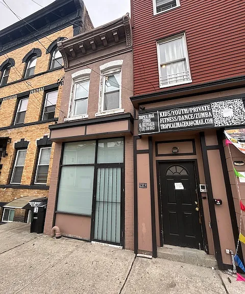 682 Summit Ave — Photo 2