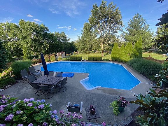 3rd image of 2686 Pineview Dr