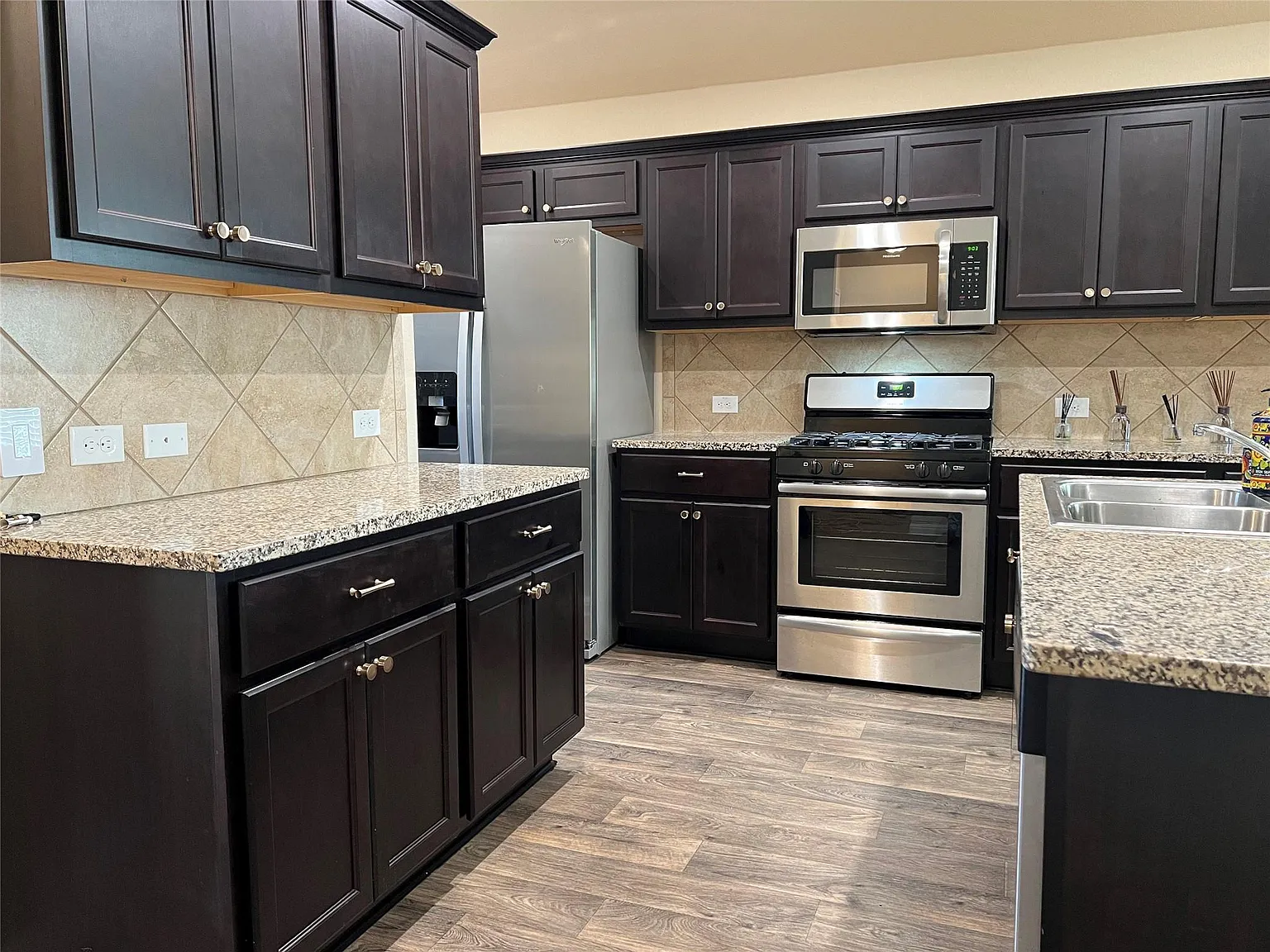 3 bed, 2.0 bath, 1657 sqft, $2,299 — Photo 4