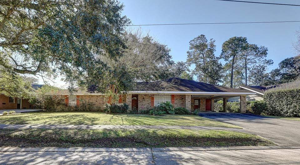 1st image of 207 Edgewater Dr