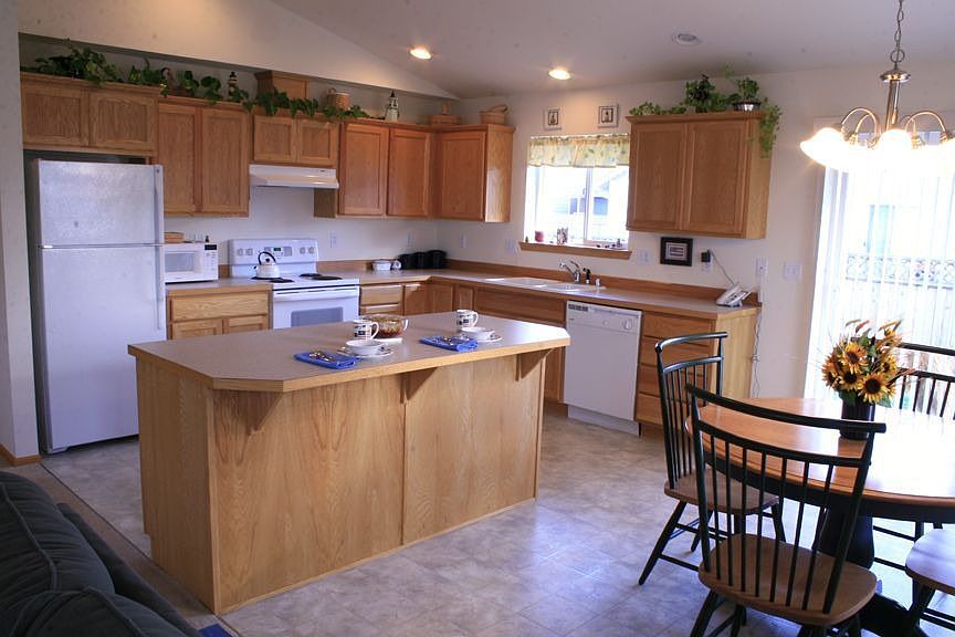 2nd image of 4865 Lighthouse Dr