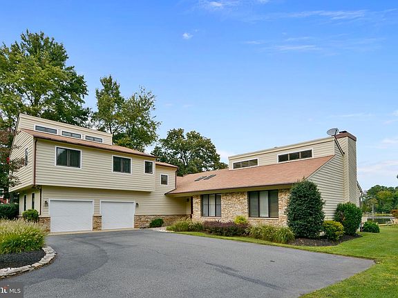 3rd image of 218 Piney Point Lndg