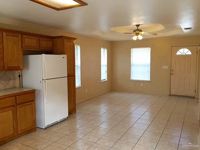 2 bed, 2.0 bath, 3779 sqft, $825 — Photo 3