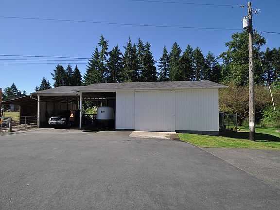 Detached garage