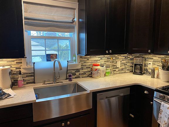 4th image of 40 Lewis Ave