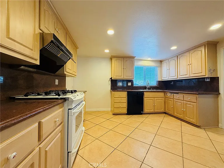 1525 W Houston Ave — Photo 5
