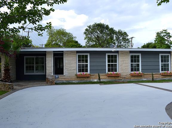 2nd image of 303 Calumet Pl