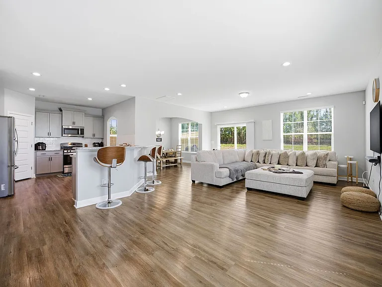 450 Hawksbill Dr — Photo 2