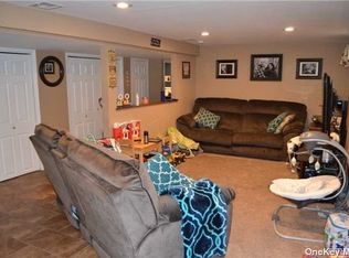 13 Wing St, Lake Grove, NY 11755