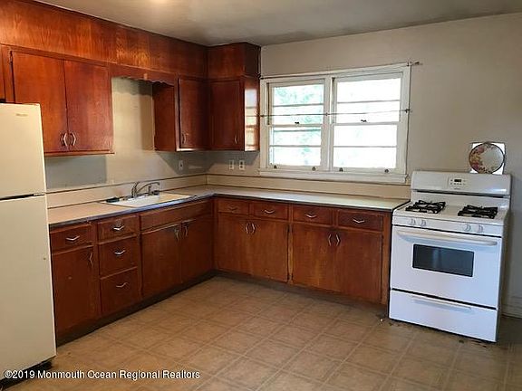 4th image of 1044 Beachwood Blvd