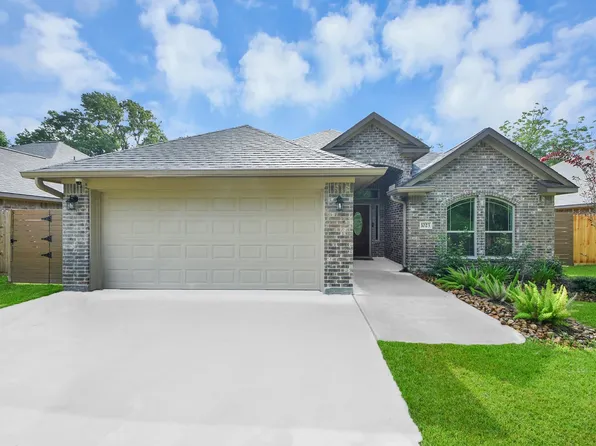 1023 S Anderson St, Angleton, TX 77515