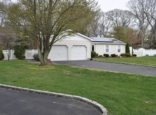 8 Donna Ct, Selden, NY 11784