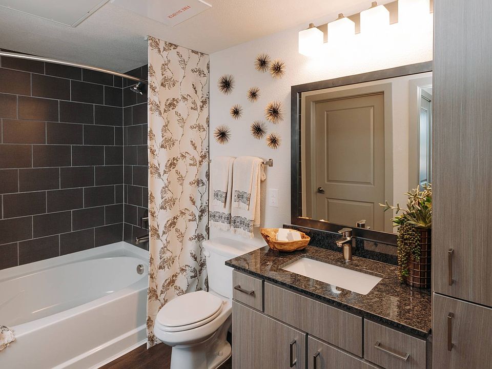 Upgraded Full Bathroom