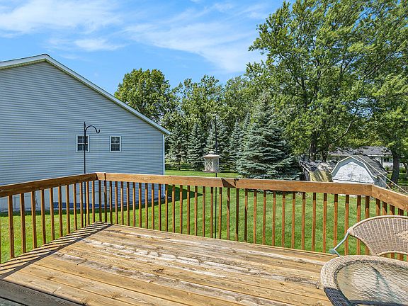 3rd image of 19 Trillium Ct