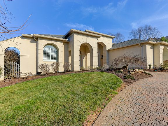 3rd image of 916 Fairway Oaks Ln