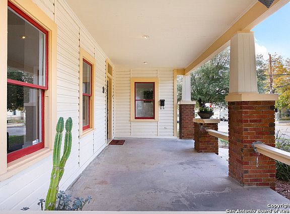 5th image of 702 E Carson St