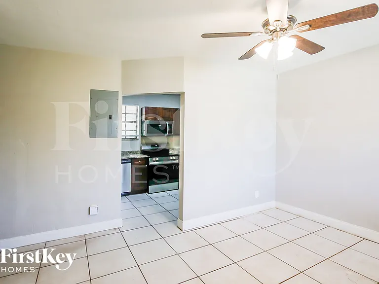 1121 NW 23rd Ter — Photo 7