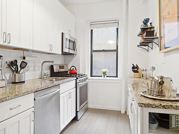 3rd image of 65 W 95th St