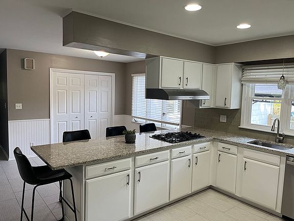 3rd image of 223 Cottonwood Dr